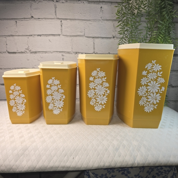 LUSTRO-WARE Other - VINTAGE LUSTRO-WARE 4 PIECE PLASTIC NESTING CANISTER SET MID CENTURY EUC